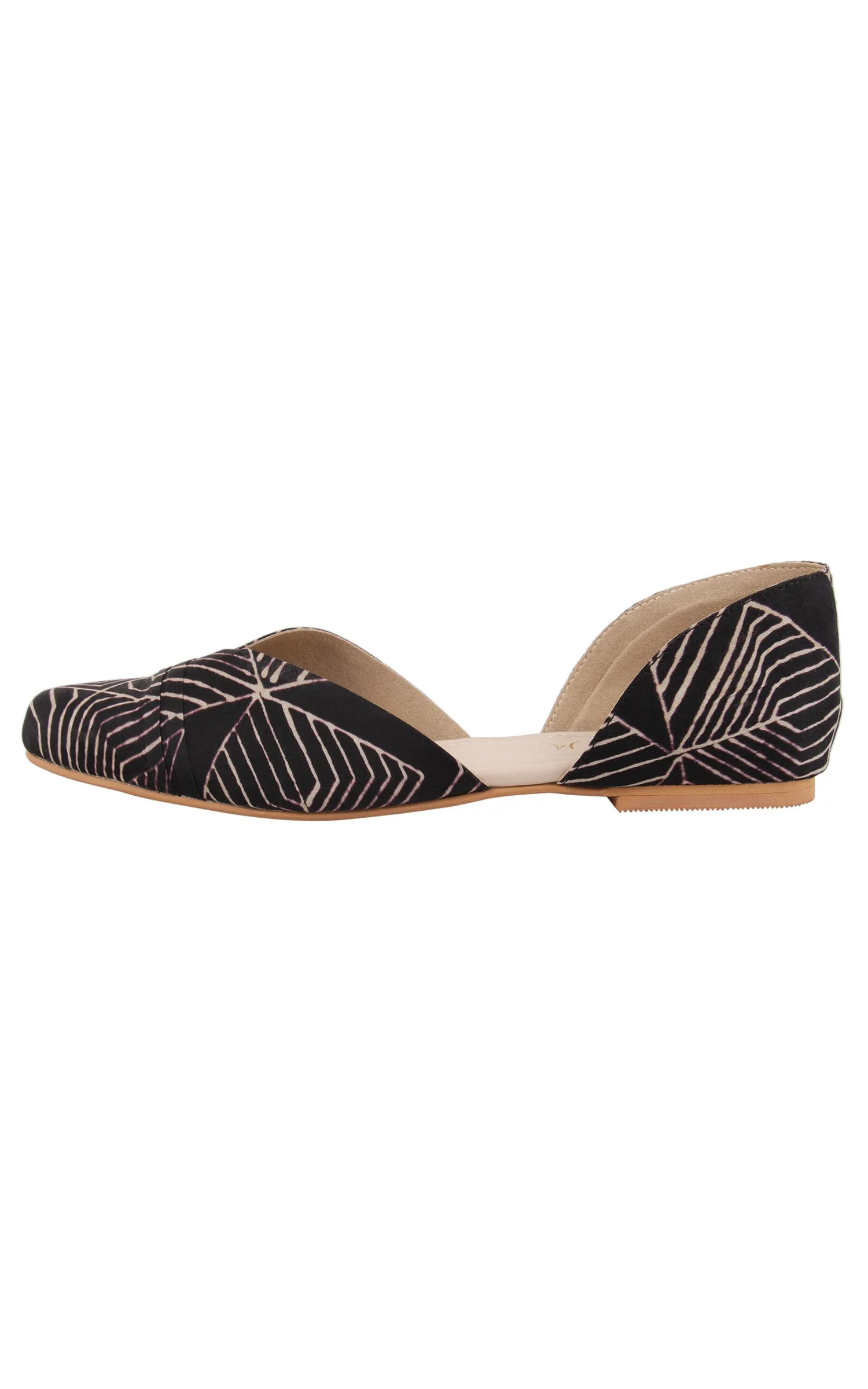 Black Patterned Closed Shoe