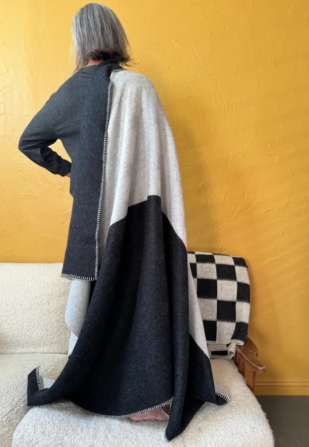 Blacksaw : Yin Reversible Throw blanket